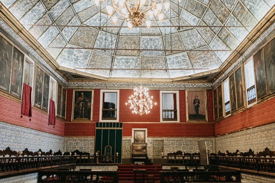 The Sala dos Capelos under its chandeliers and coffered ceiling.